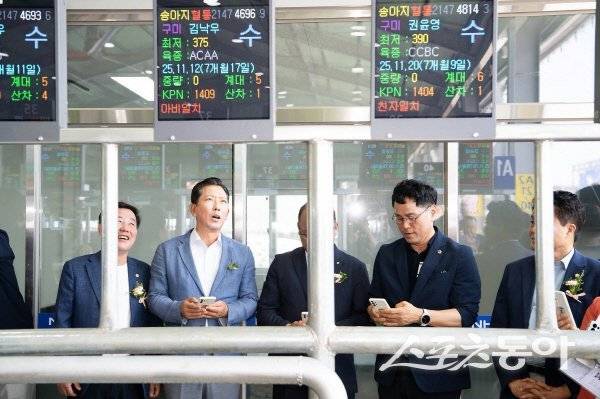 김장호 구미시장과 국회의원, 시·도의원, 축산 관련 단체장, 축산농가 등이 참석한 가운데 ‘구미칠곡축협 가축경매시장 준공식’을 개최하고 있다. 사진제공 ㅣ 구미시