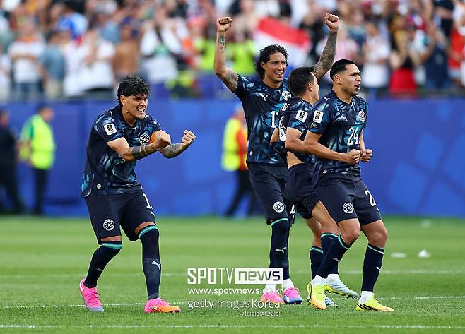 ▲ 미국 매사추세츠주 폭스버러의 보스턴 스타디움에서 열린 2026 FIFA 월드컵 32강전 독일과 파라과이의 경기에서 독일의 닉 볼테마데가 승부차기에서 실축하자 파라과이 선수들이 기뻐하고 있다.