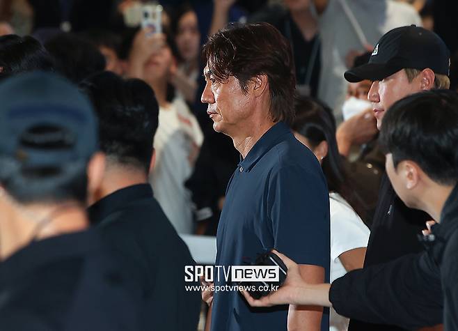 ▲ 2026 FIFA 북중미 월드컵 32강을 탈락한 대한민국 축구대표팀이 30일 새벽 인천국제공항을 통해 귀국했다. 홍명보 전 감독이 입국장을 빠져나오고 있다. ⓒ곽혜미 기자