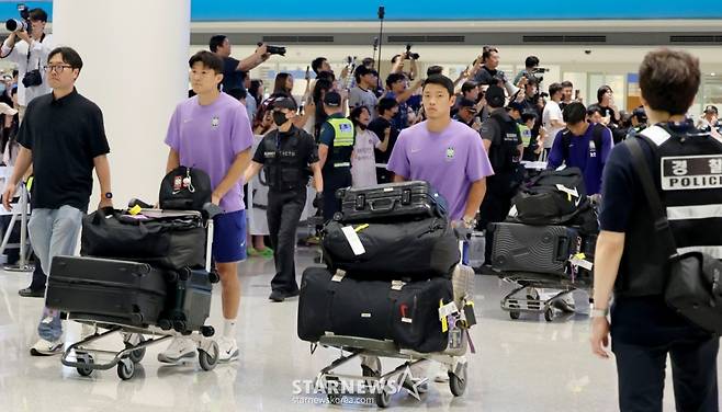 북중미월드컵 조별예선 탈락한 축구대표팀 홍명보 전 감독이  전격 사퇴한 후 선수단과 함께 귀국한 가운데 김민재와 황희찬이  30일 오전 인천공항 제2청사를 빠져니가고 있다. 2026.06.30. /사진=강영조 cameratalks@