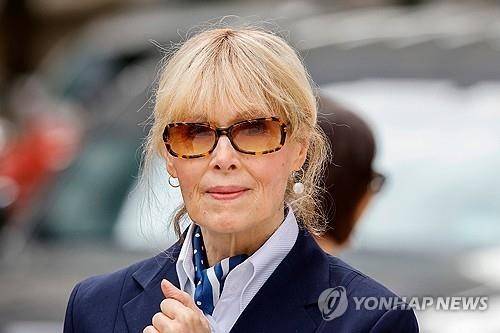 뉴욕 법원 나서는 E. 진 캐럴(2024년 9월)
[AP=연합뉴스 자료사진. 재판매 및 DB 금지]