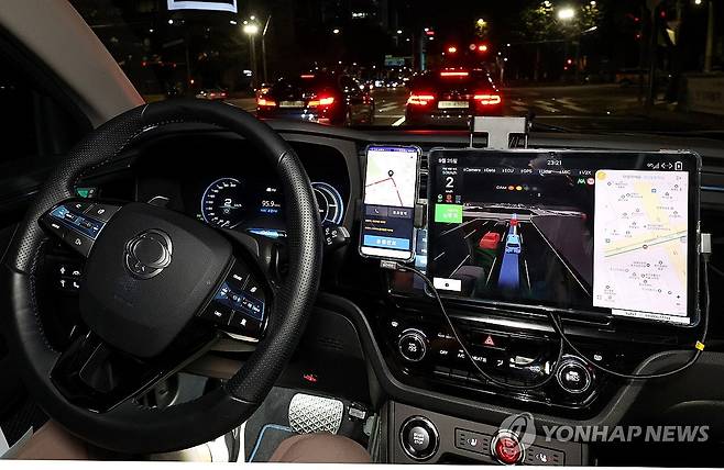 강남에서 운행 중인 레벨3 자율주행 택시 [연합뉴스 자료사진]