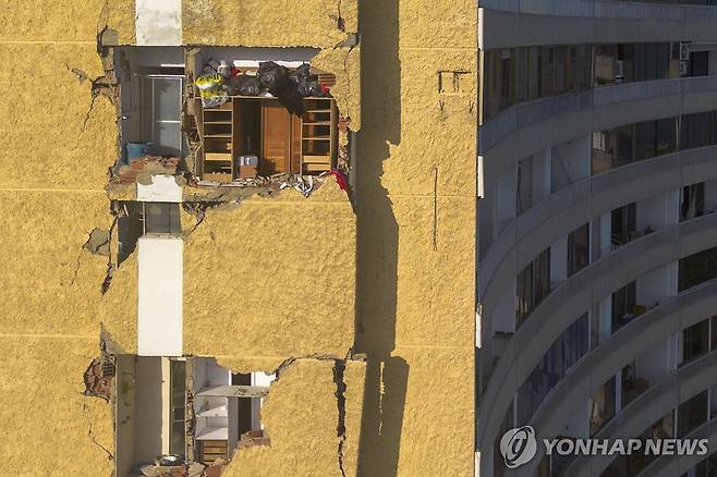 지진으로 갈라진 벽 [EPA=연합뉴스. 재판매 및 DB 금지]