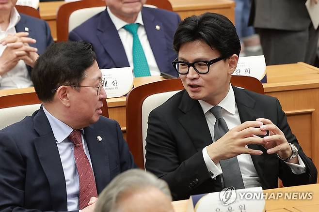 대화하는 무소속 한동훈 의원과 국민의힘 유용원 의원 (서울=연합뉴스) 신현우 기자 = 무소속 한동훈 의원이 29일 국회박물관에서 열린 김덕룡 김영삼민주센터 이사장 회고록 출판기념회에 참석해 국민의힘 유용원 의원과 대화하고 있다. 2026.6.29 nowwego@yna.co.kr