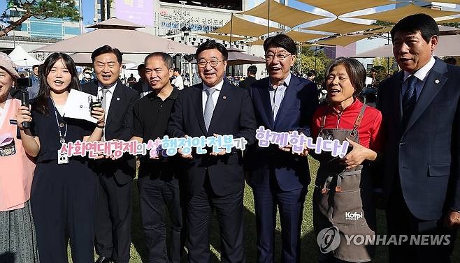 "사회연대경제의 성장, 행안부가 함께 합니다" (전주=연합뉴스) 김동철 기자 = 윤호중 행정안전부 장관(가운데)이 24일 전북 전주시청 노송광장에서 개막한 '제7회 대한민국 사회적경제 박람회'에서 사회연대경제의 중요성을 강조하는 손팻말을 듣고 기념 촬영을 하고 있다. 2025.10.24 sollenso@yna.co.kr