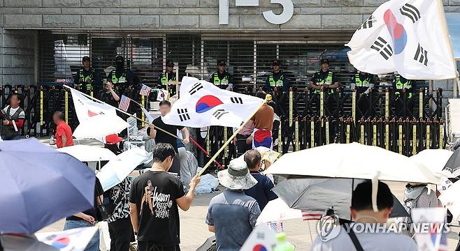더위 속 봉쇄 시위 계속 [연합뉴스 자료사진]