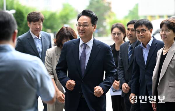 안민석 경기도교육감이 1일 수원시 영통구 경기도교육청 남부청사로 출근을 하고 있다. 2026.7.1 /최은성기자 ces7198@kyeongin.com