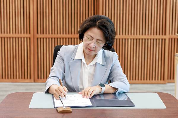 추미애 경기도지사가 1일 오후 경기도청 집무실에서 제1호 결재를 하고 있다. 2026.7.1 /경기도 제공