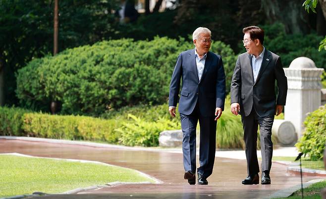 ▲ 이재명 대통령과 문재인 전 대통령이 1일 청와대에서 대화하며 오찬장인 상춘재로 이동하고 있다./연합뉴스