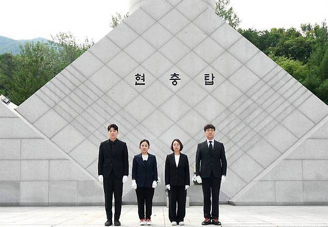 ▲ 국민의힘 소속 시의원 4명이 참배를 마친뒤 기념촬영하고 있다./사진제공=하남시의회.