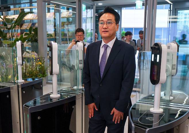 ▲&nbsp;안민석 경기도교육감이 1일 오전 수원특례시 영통구 경기도교육청으로 첫 출근 하고 있다./전광현 기자 maggie@incheonilbo.com