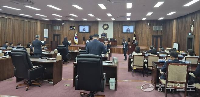 1일 열린 제5대 여주시의회 개원식에서 의원들이 선서를 낭독하고 있다. 김규철 기자
