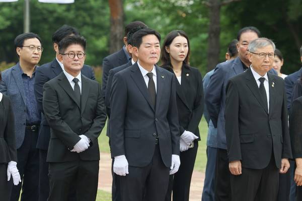 조용호 오산시장이 1일 취임식에 앞서 현충탑을 참배하고 있다. [사진=오산시]