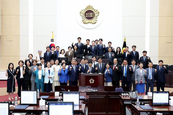 1일 열린 제10대 인천시의회 개원식에서 박찬대 인천시장, 도성훈 인천시교육감과 시의원들이 기념촬영하고 있다. 2026.07.01 [사진 = 인천시의회]