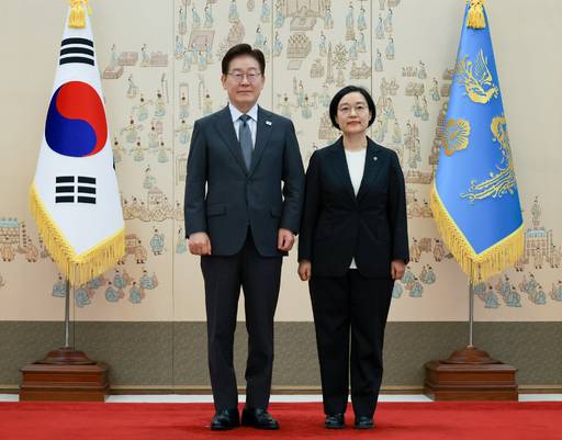 이재명 대통령이 1일 청와대에서 한성숙 국무총리에게 임명장을 수여한 후 기념촬영을 하고 있다. /연합뉴스