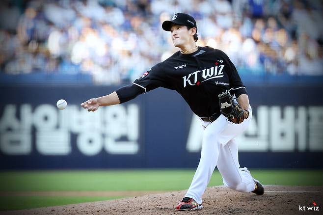 프로야구 kt 위즈의 고영표가 지난달 28일 삼성 라이온즈와 경기에 선발 등판해 투구를 하고 있다.