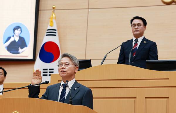 민형배 전남광주통합특별시장이 1일 전남도의회에서 열린 전남광주통합특별시의회 본회의에 참석해 취임 선서를 하고 있다. 연합뉴스