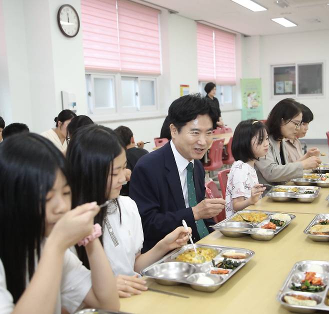 김대중 전남광주통합특별시교육감이 취임 첫날인 1일 광주중앙초교를 찾아 학생들과 함께 급식을 먹고 있다. /전남광주통합특별시교육청 제공