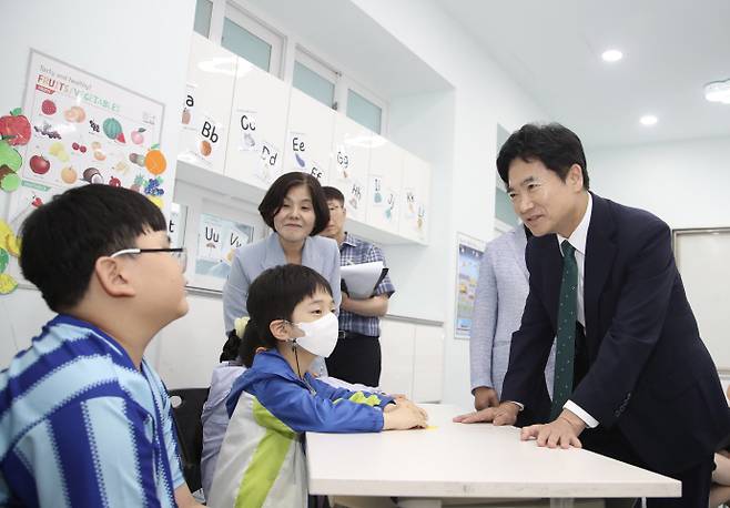 김대중 전남광주통합특별시교육감이 취임 첫날인 1일 광주중앙초교를 찾아 학생들과 소통하고 있다. /전남광주통합특별시교육청 제공
