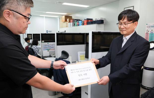 지난 30일 이규연(오른쪽) 광주일고 교장이 전국 고교야구대회 도중 발생한 상대팀 배재고등학교의 응원 구호 논란과 관련, 대한야구소프트볼협회를 방문해 항의서한을 전달하고 있다. /연합뉴스