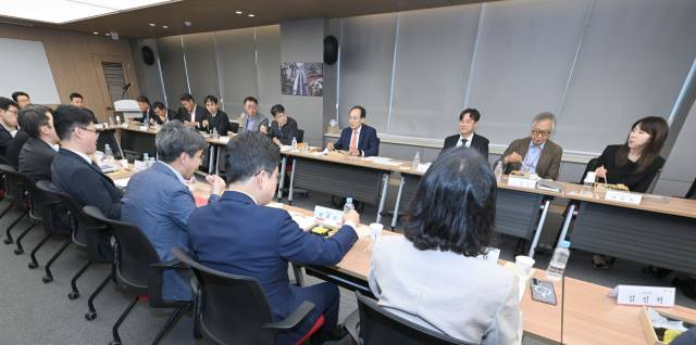 추경호 대구시장이 취임 첫날인 1일 간부들과 도시락을 먹으면서 현안을 논의하고 있다. 대구시 제공