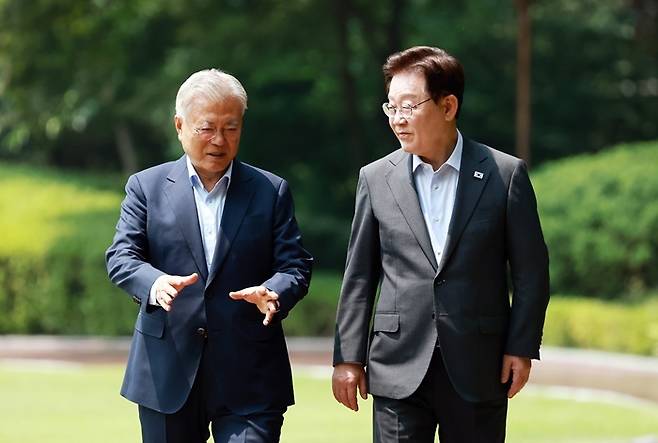 이재명 대통령과 문재인 전 대통령이 1일 청와대에서 대화하며 오찬장인 상춘재로 이동하고 있다./연합뉴스