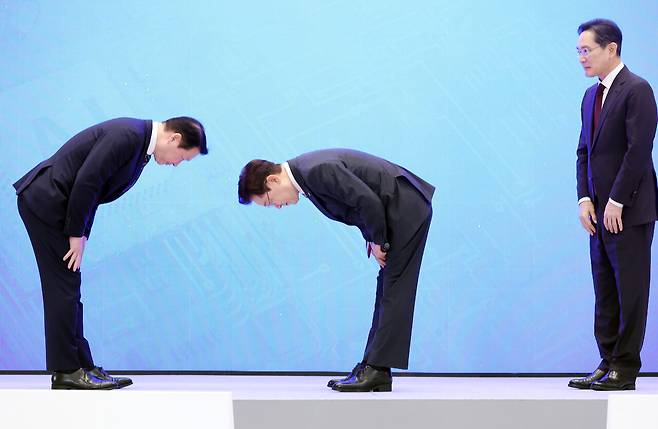 이재명 대통령과 최태원 SK그룹 회장이 29일 청와대 영빈관에서 열린 대한민국 대도약 3대 메가프로젝트 국민보고회에서 인사하고 있다. 사진 오른쪽은 이재용 삼성전자 회장. / 뉴스1
