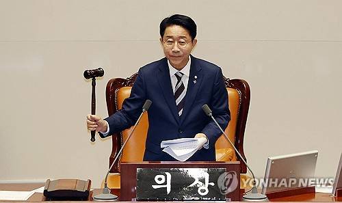 상임위원장 선거 결과 발표하는 조정식 국회의장(서울=연합뉴스) 이동해 기자 = 조정식 국회의장이 30일 국회에서 열린 본회의에서 상임위원장 선거 결과를 발표하고 있다. 2026.6.30 eastsea@yna.co.kr