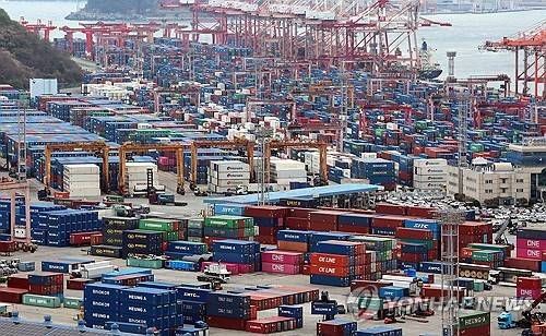컨테이너 쌓여 있는 신선대 부두[출처: 연합뉴스 자료사진]