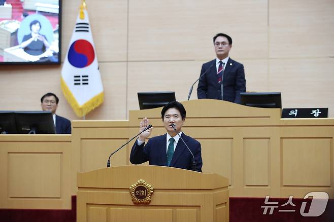 김대중 초대 전남광주통합특별시교육감이 1일 새벽 전남광주통합특별시의회에서 취임 선서를 하고 있다.(전남광주통합특별시교육청 제공, 재판매 및 DB 금지)/ 2026.7.1 ⓒ 뉴스1