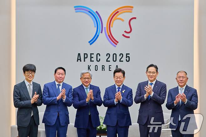 이재명 대통령이 경북 경주화백컨벤션센터(HICO)에서 젠슨 황 엔비디아 최고경영자(CEO) 접견에 앞서 참석자들과 기념촬영을 하고 있다. 왼쪽부터 이해진 네이버 의장, 최태원 SK그룹 회장, 젠슨 황 엔비디아 최고경영자(CEO), 이 대통령, 이재용 삼성전자 회장, 정의선 현대차그룹 회장. (대통령실 제공. 재판매 및 DB 금지) 2025.10.31 ⓒ 뉴스1 허경 기자