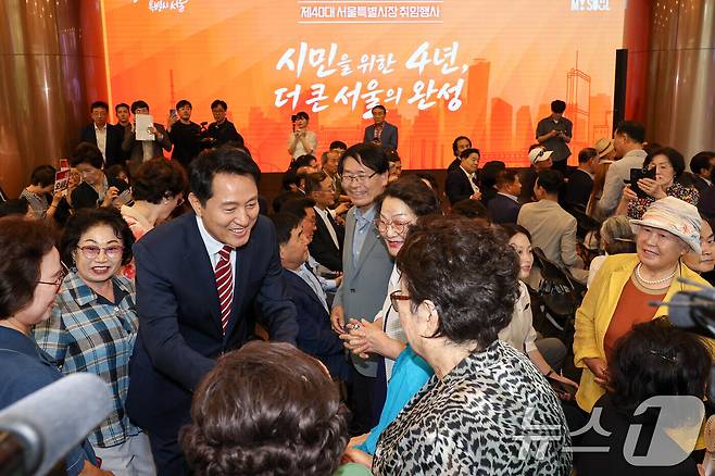 민선 9기 서울시정을 이끌게 된 오세훈 시장이 1일 시청에서 제40대 서울특별시장 취임식에 앞서 시민들과 인사를 나누고 있다. (공동취재) 2026.7.1 ⓒ 뉴스1 안은나 기자