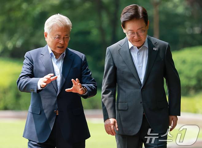 이재명 대통령과 문재인 전 대통령이 1일 청와대 상춘재에서 열린 오찬 회동에 입장하고 있다. 2026.7.1 ⓒ 뉴스1 허경 기자