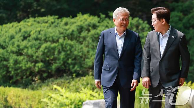 이재명 대통령과 문재인 전 대통령이 1일 청와대 상춘재에서 열린 오찬 회동에 입장하고 있다. 2026.7.1 ⓒ 뉴스1 허경 기자