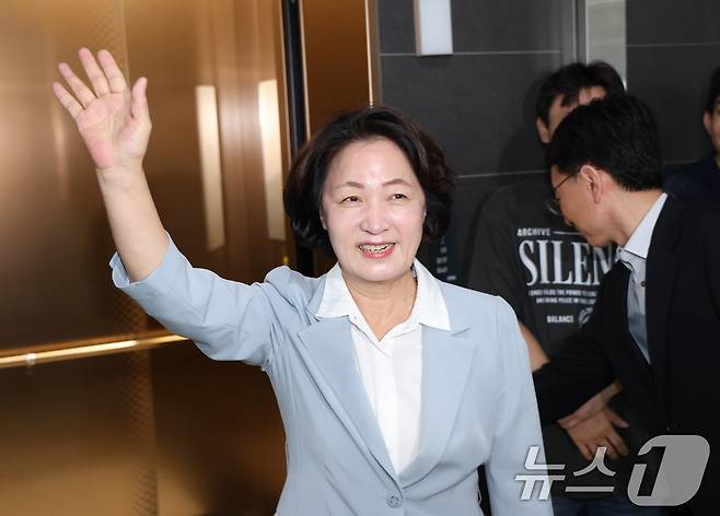 추미애 경기도지사가 1일 경기 수원시 영통구 경기도청으로 첫 출근을 한 뒤 직원들에게 인사를 하고 있다. 2026.7.1 ⓒ 뉴스1 김영운 기자