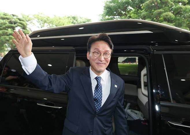 (서울=연합뉴스) 안정원 기자 = 김민석 국무총리가 1일 서울 종로구 정부서울청사에서 이임식을 마친 뒤 정부서울청사를 떠나며 직원들에게 인사하고 있다. 2026.7.1    jeong@yna.co.kr(끝)