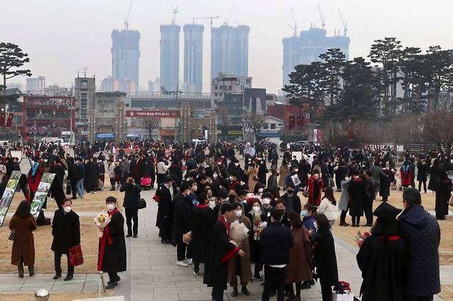 2022년 2월, 고려대학교 졸업식날 졸업생도 가족들도 식장에 들어가지 못하고 마스크를 쓴 채 기념사진만 찍었다. ⓒ허영한