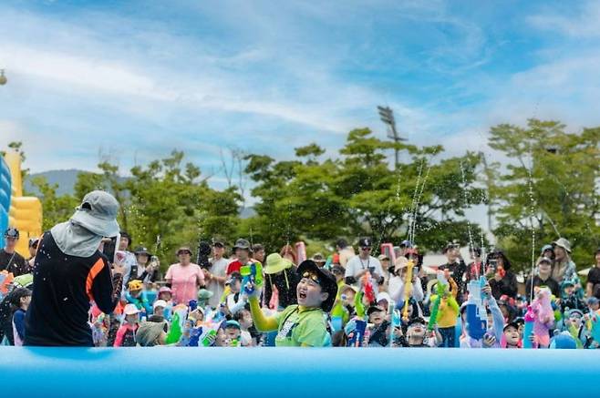 렛츠런파크 부산경남이 여름 축제 'SUN 더 워터페스티벌'을 개막한다. 한국마사회 제공