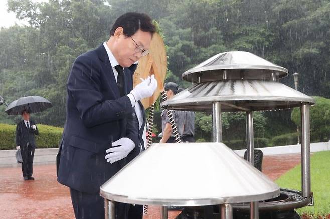 박완수 민선 9기 경남도지사가 창원 충혼탑을 찾아 참배하고 있다. [사진=경남도]