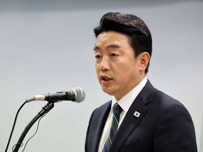 강훈식 대통령 비서실장이 15일 서울 마포구 연세대학교 김대중도서관 컨벤션홀에서 열린 '6ㆍ15 남북정상회담 26주년 기념식 및 특별강연'에서 이재명 대통령의 축사를 대독하고 있다. 2026.6.15 연합뉴스