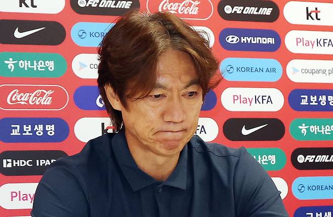 한국 축구 국가대표팀 홍명보 감독이 지난달 28일(현지시간) 멕시코 과달라하라 인근 사포판 치바스 바예 베르데 훈련장에 마련된 베이스캠프에서 열린 월드컵 결산 기자회견에서 부진에 대한 책임을 지고 감독직에서 물러나겠다는 뜻을 밝히고 있다. /뉴스1