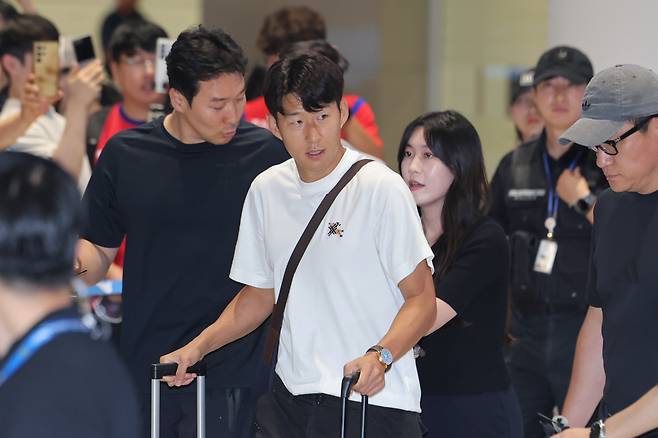 2026 북중미 월드컵을 마친 한국 축구대표팀 손흥민이 1일 인천국제공항 제2여객터미널을 통해 귀국하고 있다. 연합뉴스