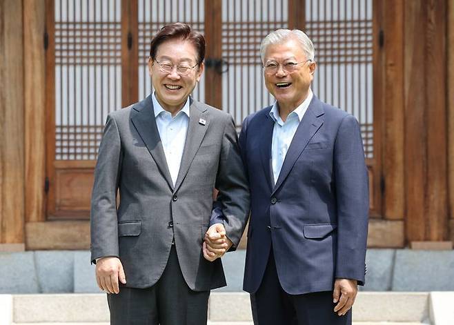 이재명 대통령이 1일 청와대 상춘재에서 문재인 전 대통령과 오찬 회동을 하기 전 기념촬영을 하고 있다. ⓒ청와대통신사진기자단