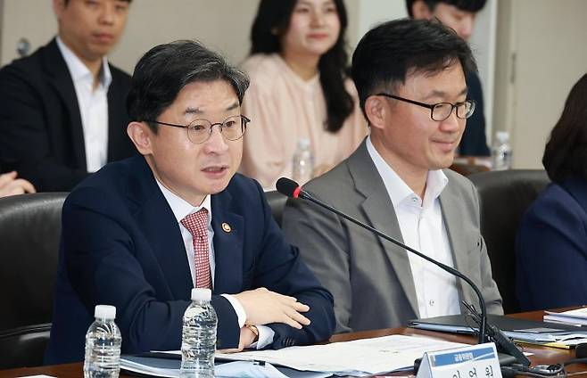 이억원 금융위원장과 김정환 산업통상부 장관이 1일 오전 서울 여의도 산업은행 대회의실에서 개최한 ‘국민성장펀드-M.AX 프론티어 프로젝트 민관합동 간담회’에서 제조AX 최강국으로의 도약을 이끌 유망 선도기업과 프로젝트 발굴·지원 방안을 논의했다. 금융위 제공