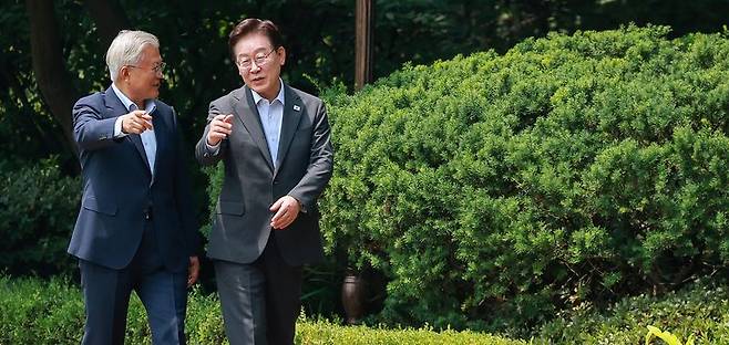 이재명 대통령과 문재인 전 대통령이 1일 청와대에서 대화하며 오찬장인 상춘재로 이동하고 있다. 연합뉴스