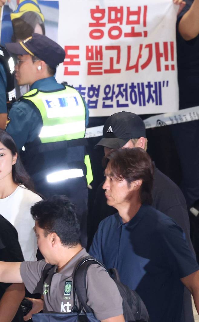 2026 북중미 월드컵 32강 진출 실패의 책임을 지고 사퇴 의사를 밝힌 홍명보 축구대표팀 감독이 지난달 30일 새벽 인천국제공항을 통해 입국, 팬들 야유 속에 이동하고 있다. 뉴스1