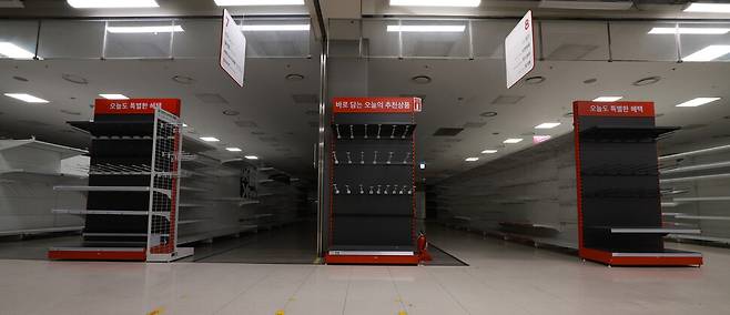 지난 5월 잠정 영업 중단 뒤 폐업이 결정된 인천 서구 홈플러스 가좌점 내부가 29일 오후 텅 비어있다. 김혜윤 기자 unique@hani.co.kr