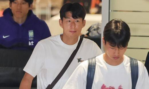 손흥민(가운데) 등 한국 축구 대표팀 선수들이 2026 북중미 월드컵을 마치고 1일 인천국제공항을 통해 귀국하고 있다. 연합뉴스