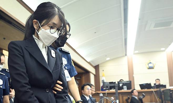 도이치모터스 주가 조작 혐의 등으로 구속 기소된 윤석열 전 대통령의 부인 김건희 여사가 지난해 9월24일 오후 서울 서초구 서울중앙지법에서 열린 첫 공판에 출석하고 있다. 사진공동취재단