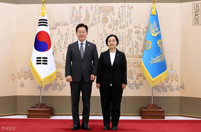 이재명 대통령이 1일 오전 청와대에서 한성숙 국무총리에게 임명장을 수여한 뒤 기념사진을 촬영하고 있다. 왕태석 선임기자